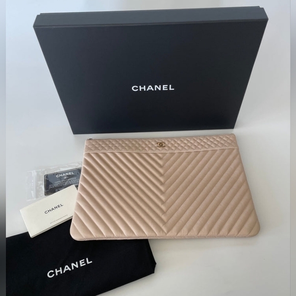 CHANELCLASSIC POUCH CAVIAR V STITCHBEIGE